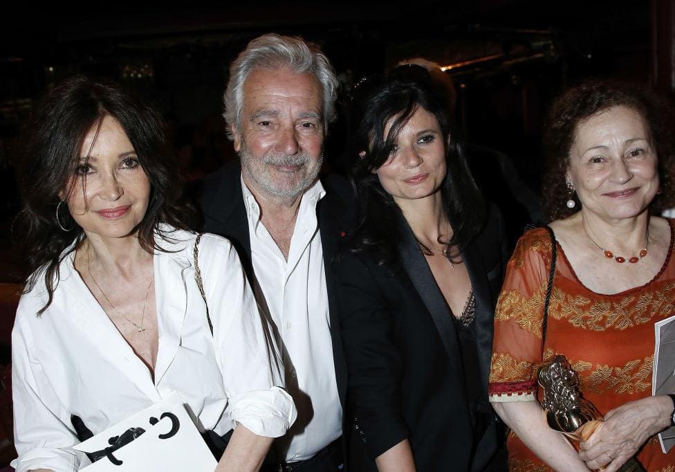 découvrez l'univers d'evelyne bouix, experte en esthétique, où beauté et bien-être se rencontrent. profitez de soins personnalisés et de conseils professionnels pour sublimer votre apparence et retrouver confiance en vous.